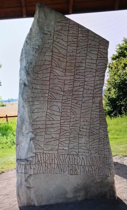 Der Runenstein von Rök mit 780 Runenzeichen Der Runenstein von Rök
